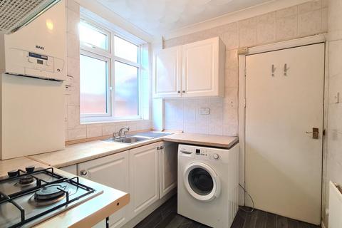 Studio to rent, Standard Road, Hounslow, TW3