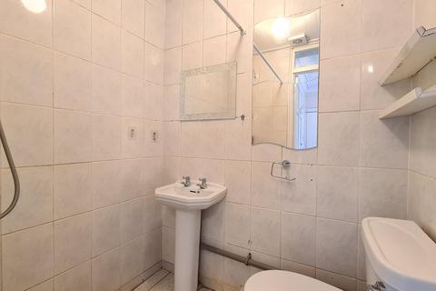 Studio to rent, Standard Road, Hounslow, TW3