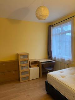 1 bedroom in a house share to rent, Mellitus Street, London