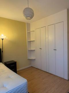 1 bedroom in a house share to rent, Mellitus Street, London
