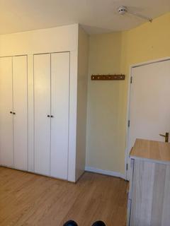 1 bedroom in a house share to rent, Mellitus Street, London