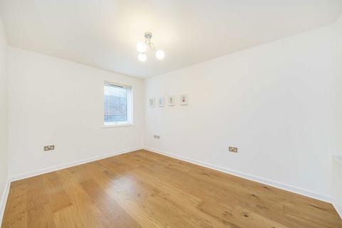 2 bedroom flat to rent, Butler Farm Close, Richmond TW10