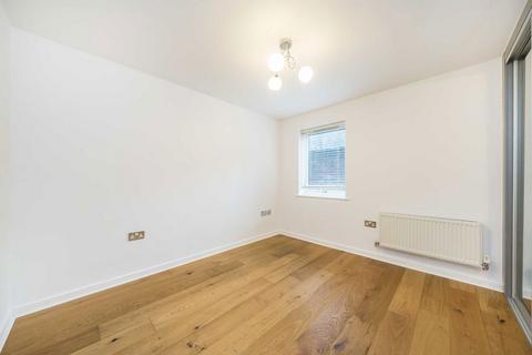 2 bedroom flat to rent, Butler Farm Close, Richmond TW10