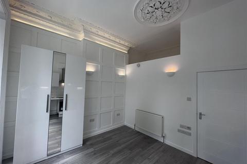 Studio to rent, Brondesbury Villas, Queens Park