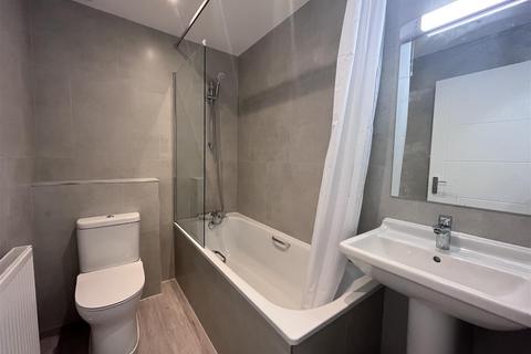 Studio to rent, Brondesbury Villas, Queens Park