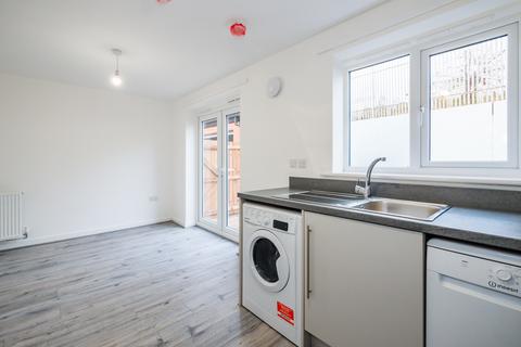 4 bedroom house to rent, at Alma Place, 45 Tulip Avenue, Holmewood S42