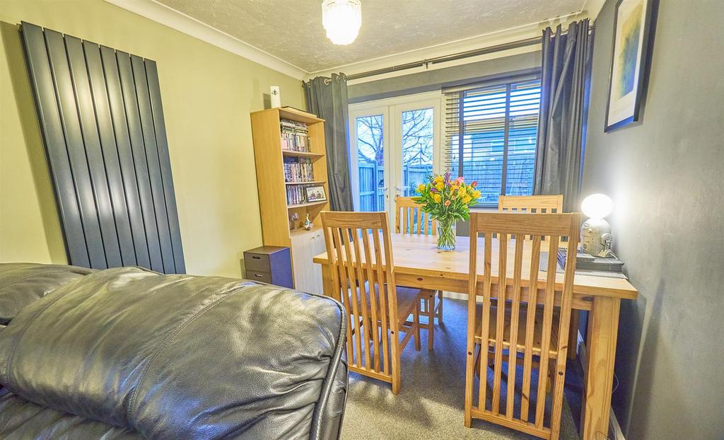 Through lounge/dining room