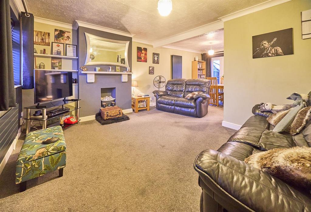 Through lounge/dining room