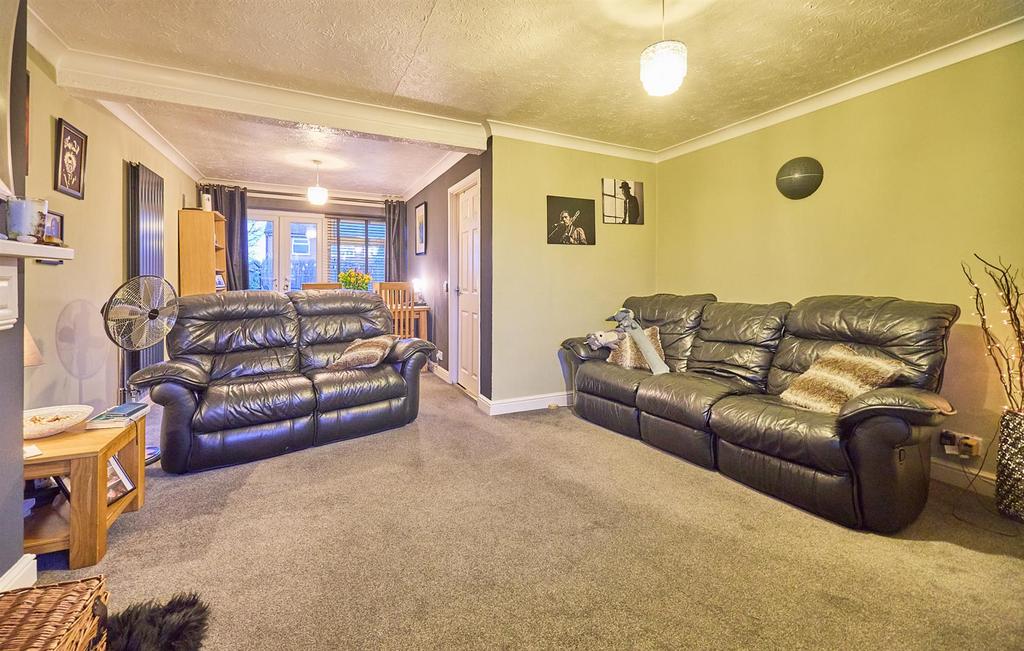 Through lounge/dining room