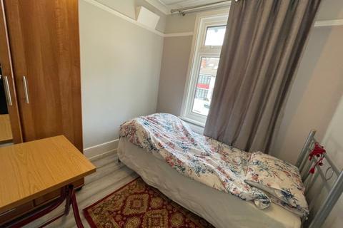 1 bedroom in a house share to rent, Upstell Avenue, Palmers Green
