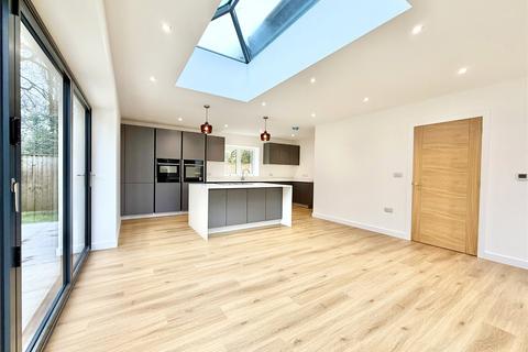 3 bedroom detached house for sale, Pinewood Close, Christchurch BH23