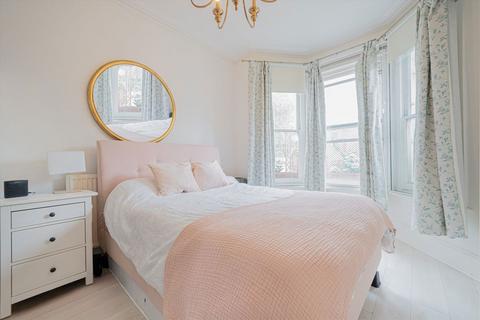 2 bedroom flat to rent, Verbena Gardens, London W6