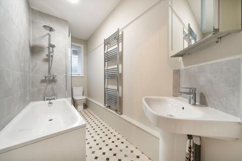 3 bedroom flat to rent, Fortis Green Road, London N10
