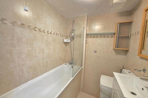 1 bedroom flat to rent, Swynford Gardens, London