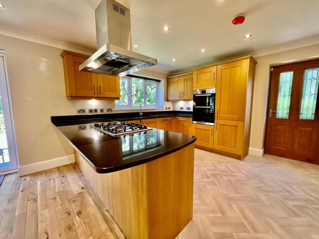 3 bed detached house to rent Cearn Way, London CR