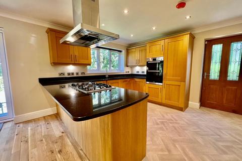 3 bedroom detached house to rent, Cearn Way CR5