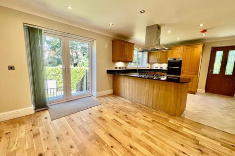 3 bedroom detached house to rent, Cearn Way CR5