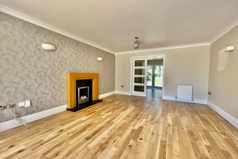 3 bedroom detached house to rent, Cearn Way CR5
