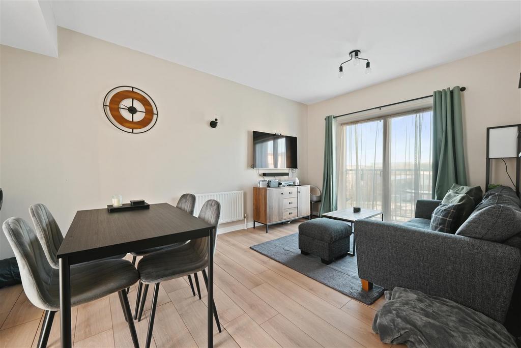 Lounge/Dining