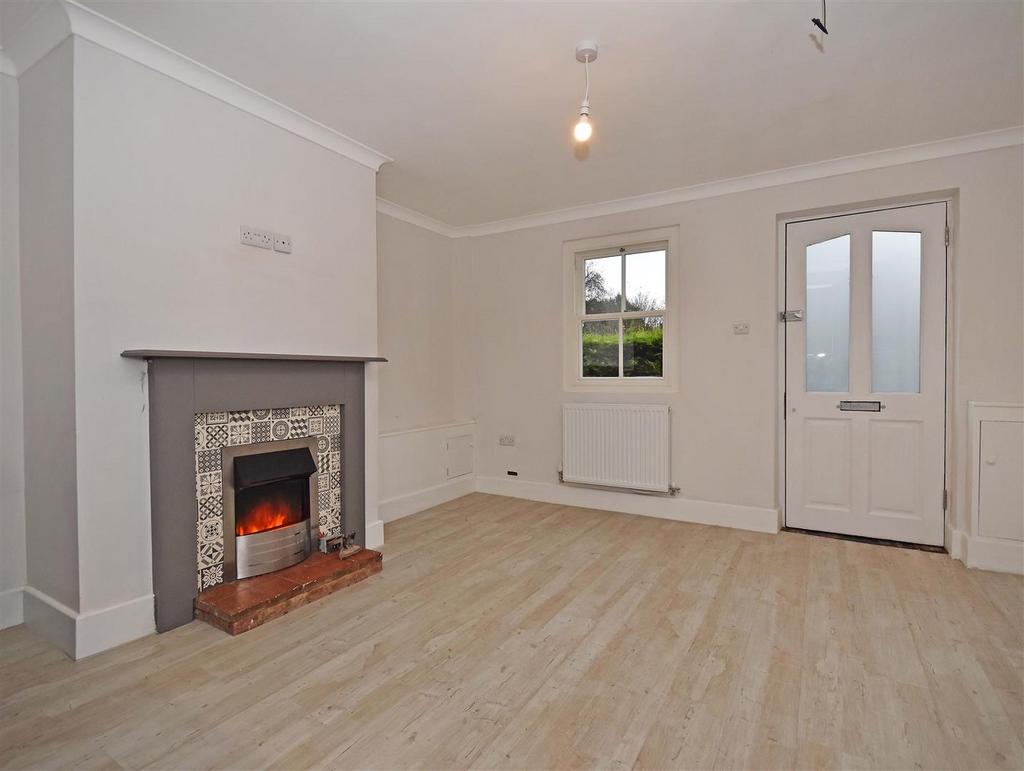 24 Hollybush-lounge.jpg