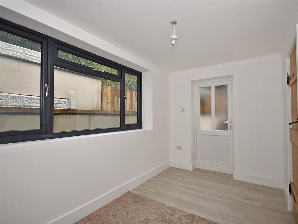 24 Hollybush-bed2.jpg