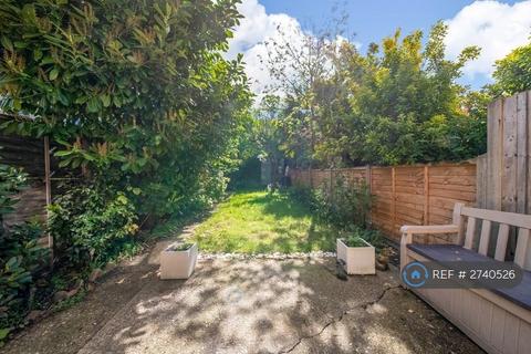 1 bedroom in a house share to rent, Reed Close, London, SE12