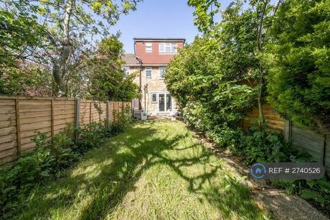 1 bedroom in a house share to rent, Reed Close, London, SE12