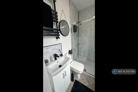 1 bedroom in a house share to rent, Grosvenor Street, Prestwich, Manchester, M25