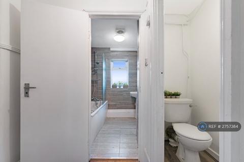 3 bedroom flat to rent, Archway Road, London, N6