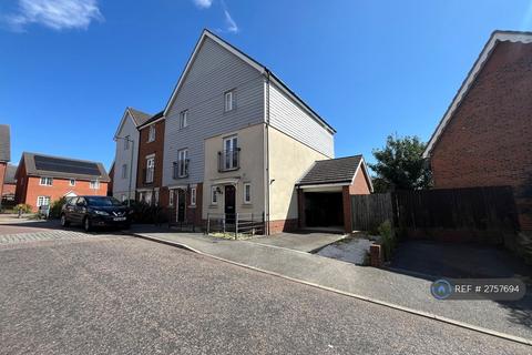 3 bedroom terraced house to rent, Skylark Way, Stowmarket, IP14