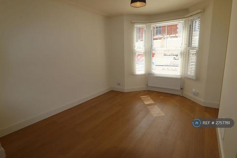 3 bedroom terraced house to rent, Cedar Road, Northampton, NN1