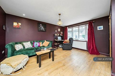 2 bedroom end of terrace house to rent, Regency Close, Hampton, TW12