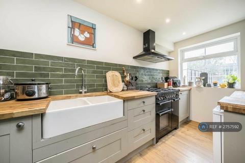 2 bedroom end of terrace house to rent, Regency Close, Hampton, TW12