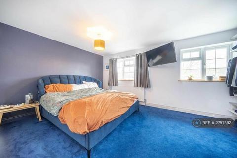 2 bedroom end of terrace house to rent, Regency Close, Hampton, TW12
