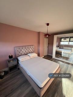 2 bedroom flat to rent, The Oaks, London, SE18