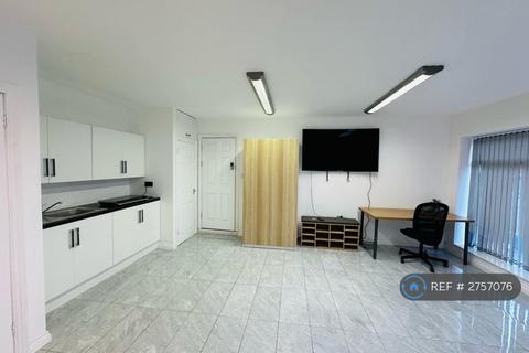 Studio to rent, Hainault Road, Chigwell, IG7