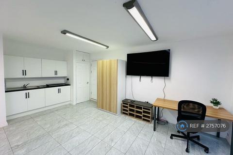 Studio to rent, Hainault Road, Chigwell, IG7