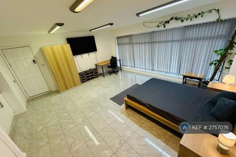 Studio to rent, Hainault Road, Chigwell, IG7