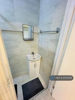 Studio to rent, Hainault Road, Chigwell, IG7