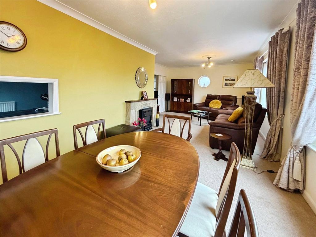 Lounge/Dining Room