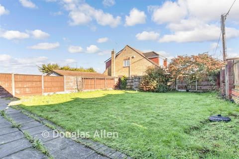 4 bedroom detached house for sale, Westlake Avenue, Bowers Gifford, Basildon, Essex