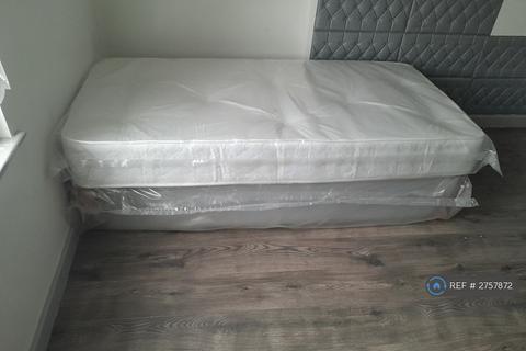 Studio to rent, Church Road, London, E10