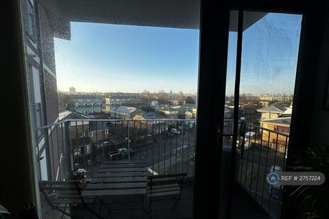 Studio to rent, The Drakes, London, SE8