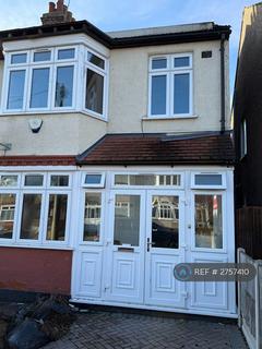 4 bedroom semi-detached house to rent, Wainfleet Avenue, Romford, RM5