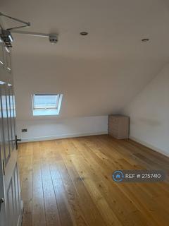4 bedroom semi-detached house to rent, Wainfleet Avenue, Romford, RM5