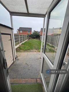 4 bedroom semi-detached house to rent, Wainfleet Avenue, Romford, RM5