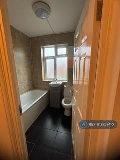 4 bedroom semi-detached house to rent, Wainfleet Avenue, Romford, RM5