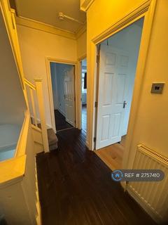 4 bedroom semi-detached house to rent, Wainfleet Avenue, Romford, RM5