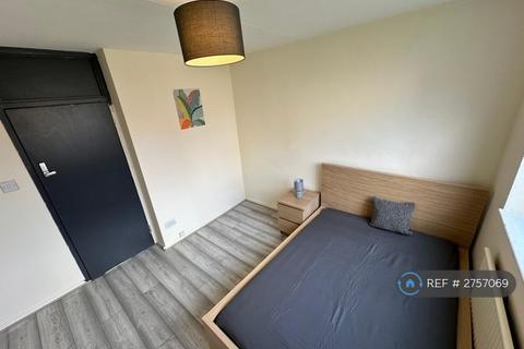 4 bedroom flat to rent, Tomlins Orchard, Barking, IG11