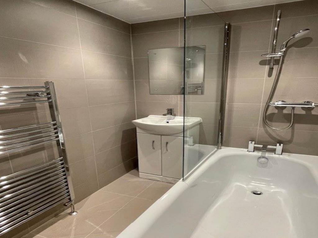 Main bathroom 2